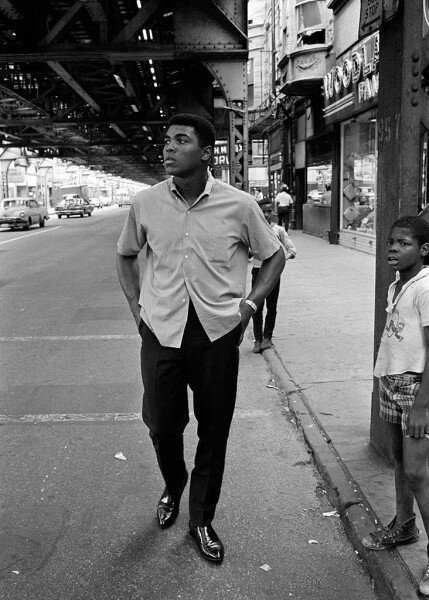 Thomas Hoepker, Ali Walking, Chicago, 1966